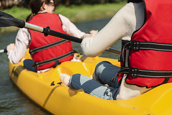 포토 JPG 주간 여자 딸 40대 중년 여행 데이트 가족 모녀 엄마 레저 휴가 함께함 들기 사람 앉기 상반신 20대 성인 취미 야외 두명 뒷모습 캐주얼 레포츠 관광지 강 운동 봄 한국인 자녀 수상스포츠 체험 보트 승차 즐거움 카누 카약 노젓기 구명조끼 효도 경기도 효도관광 국내여행 남한강 양평 패들 성인여자만 국내포토 자연요소 옷 계절 감정 스포츠 뷰포인트 컨셉 배_교통 관계 모션 한국 건강 동양인 청년 노_배의노 구조용품 여자만 성인만 파일형식