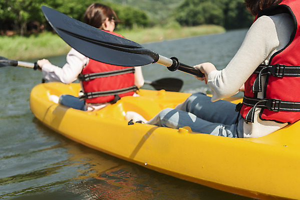 포토 JPG 주간 여자 딸 40대 중년 여행 데이트 가족 모녀 엄마 레저 휴가 함께함 들기 사람 앉기 상반신 20대 성인 취미 야외 두명 옆모습 뒷모습 캐주얼 레포츠 관광지 강 운동 봄 한국인 자녀 수상스포츠 체험 보트 승차 카누 카약 노젓기 구명조끼 효도 경기도 효도관광 국내여행 남한강 양평 패들 성인여자만 국내포토 자연요소 옷 계절 스포츠 뷰포인트 컨셉 배_교통 관계 모션 한국 건강 동양인 청년 노_배의노 구조용품 여자만 성인만 파일형식