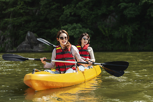 포토 JPG 주간 여자 딸 40대 중년 여행 데이트 가족 모녀 엄마 레저 휴가 함께함 미소 들기 사람 앉기 상반신 20대 성인 취미 야외 두명 앞모습 캐주얼 레포츠 관광지 강 선글라스 운동 봄 한국인 자녀 수상스포츠 체험 보트 승차 즐거움 카누 카약 노젓기 구명조끼 효도 경기도 효도관광 국내여행 남한강 양평 패들 성인여자만 국내포토 자연요소 옷 계절 감정 안경 스포츠 뷰포인트 컨셉 배_교통 관계 모션 한국 표정 건강 동양인 청년 노_배의노 구조용품 여자만 성인만 파일형식