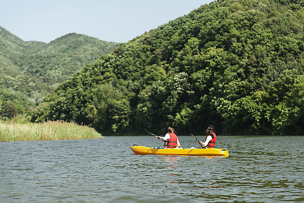 포토 JPG 주간 여자 딸 40대 중년 여행 데이트 가족 모녀 엄마 레저 휴가 함께함 들기 사람 앉기 상반신 20대 성인 취미 야외 두명 옆모습 레포츠 관광지 강 운동 봄 한국인 자녀 수상스포츠 체험 보트 승차 즐거움 카누 카약 노젓기 구명조끼 효도 경기도 효도관광 국내여행 남한강 양평 패들 성인여자만 국내포토 자연요소 계절 감정 스포츠 뷰포인트 컨셉 배_교통 관계 모션 한국 건강 동양인 청년 노_배의노 구조용품 여자만 성인만 파일형식