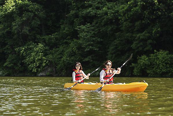 포토 JPG 주간 여자 딸 40대 중년 여행 데이트 가족 모녀 엄마 레저 휴가 함께함 미소 들기 사람 앉기 상반신 20대 성인 취미 야외 두명 옆모습 레포츠 관광지 강 선글라스 운동 봄 한국인 자녀 수상스포츠 체험 보트 승차 즐거움 카누 카약 노젓기 구명조끼 효도 경기도 효도관광 국내여행 남한강 양평 패들 성인여자만 국내포토 자연요소 계절 감정 안경 스포츠 뷰포인트 컨셉 배_교통 관계 모션 한국 표정 건강 동양인 청년 노_배의노 구조용품 여자만 성인만 파일형식