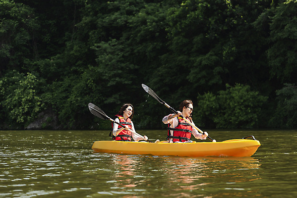 포토 JPG 주간 여자 딸 40대 중년 여행 데이트 가족 모녀 엄마 레저 휴가 함께함 미소 들기 사람 앉기 상반신 20대 성인 취미 야외 두명 옆모습 레포츠 관광지 강 선글라스 운동 봄 한국인 자녀 수상스포츠 체험 보트 승차 즐거움 카누 카약 노젓기 구명조끼 효도 경기도 효도관광 국내여행 남한강 양평 패들 성인여자만 국내포토 자연요소 계절 감정 안경 스포츠 뷰포인트 컨셉 배_교통 관계 모션 한국 표정 건강 동양인 청년 노_배의노 구조용품 여자만 성인만 파일형식