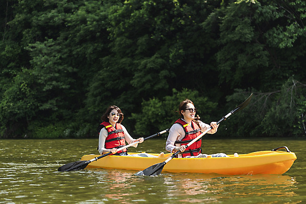 포토 JPG 주간 여자 딸 40대 중년 여행 데이트 가족 모녀 엄마 레저 휴가 함께함 미소 들기 사람 앉기 상반신 20대 성인 취미 야외 두명 옆모습 레포츠 관광지 강 선글라스 운동 봄 한국인 자녀 수상스포츠 체험 보트 승차 즐거움 카누 카약 노젓기 구명조끼 효도 경기도 효도관광 국내여행 남한강 양평 패들 성인여자만 국내포토 자연요소 계절 감정 안경 스포츠 뷰포인트 컨셉 배_교통 관계 모션 한국 표정 건강 동양인 청년 노_배의노 구조용품 여자만 성인만 파일형식
