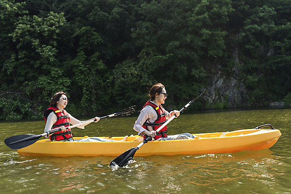 포토 JPG 주간 여자 딸 40대 중년 여행 데이트 가족 모녀 엄마 레저 휴가 함께함 미소 들기 사람 앉기 상반신 20대 성인 취미 야외 두명 옆모습 레포츠 관광지 강 선글라스 운동 봄 한국인 자녀 수상스포츠 체험 보트 승차 즐거움 카누 카약 노젓기 구명조끼 효도 경기도 효도관광 국내여행 남한강 양평 패들 성인여자만 국내포토 자연요소 계절 감정 안경 스포츠 뷰포인트 컨셉 배_교통 관계 모션 한국 표정 건강 동양인 청년 노_배의노 구조용품 여자만 성인만 파일형식