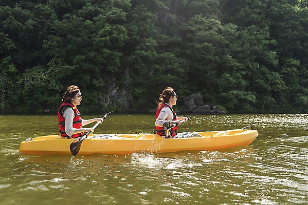 포토 JPG 주간 여자 딸 40대 중년 여행 데이트 가족 모녀 엄마 레저 휴가 함께함 미소 들기 사람 앉기 상반신 20대 성인 취미 야외 두명 옆모습 레포츠 관광지 강 선글라스 운동 봄 한국인 자녀 수상스포츠 체험 보트 승차 즐거움 카누 카약 노젓기 구명조끼 효도 경기도 효도관광 국내여행 남한강 양평 패들 성인여자만 국내포토 자연요소 계절 감정 안경 스포츠 뷰포인트 컨셉 배_교통 관계 모션 한국 표정 건강 동양인 청년 노_배의노 구조용품 여자만 성인만 파일형식