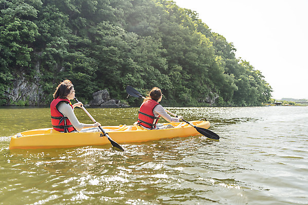 포토 JPG 주간 여자 딸 40대 중년 여행 데이트 가족 모녀 엄마 레저 휴가 함께함 들기 사람 앉기 상반신 20대 성인 취미 야외 두명 옆모습 레포츠 관광지 강 운동 봄 한국인 자녀 수상스포츠 체험 보트 승차 즐거움 카누 카약 노젓기 구명조끼 효도 경기도 효도관광 국내여행 남한강 양평 패들 성인여자만 국내포토 자연요소 계절 감정 스포츠 뷰포인트 컨셉 배_교통 관계 모션 한국 건강 동양인 청년 노_배의노 구조용품 여자만 성인만 파일형식