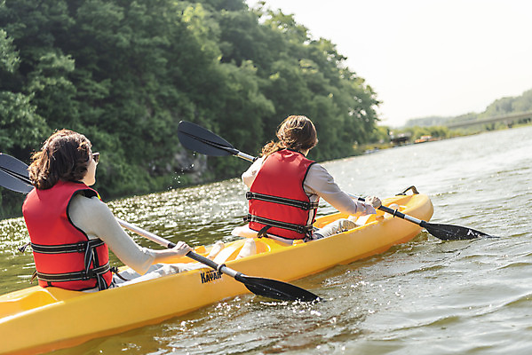 포토 JPG 주간 여자 딸 40대 중년 여행 데이트 가족 모녀 엄마 레저 휴가 함께함 들기 사람 앉기 상반신 20대 성인 취미 야외 두명 뒷모습 레포츠 관광지 강 운동 봄 한국인 자녀 수상스포츠 체험 보트 승차 즐거움 카누 카약 노젓기 구명조끼 효도 경기도 효도관광 국내여행 남한강 양평 패들 성인여자만 국내포토 자연요소 계절 감정 스포츠 뷰포인트 컨셉 배_교통 관계 모션 한국 건강 동양인 청년 노_배의노 구조용품 여자만 성인만 파일형식