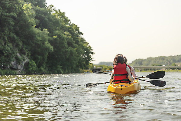 포토 JPG 주간 여자 딸 40대 중년 여행 데이트 가족 모녀 엄마 레저 휴가 함께함 들기 사람 앉기 상반신 20대 성인 취미 야외 두명 뒷모습 레포츠 관광지 강 운동 봄 한국인 자녀 수상스포츠 체험 보트 승차 즐거움 카누 카약 노젓기 구명조끼 효도 경기도 효도관광 국내여행 남한강 양평 패들 성인여자만 국내포토 자연요소 계절 감정 스포츠 뷰포인트 컨셉 배_교통 관계 모션 한국 건강 동양인 청년 노_배의노 구조용품 여자만 성인만 파일형식