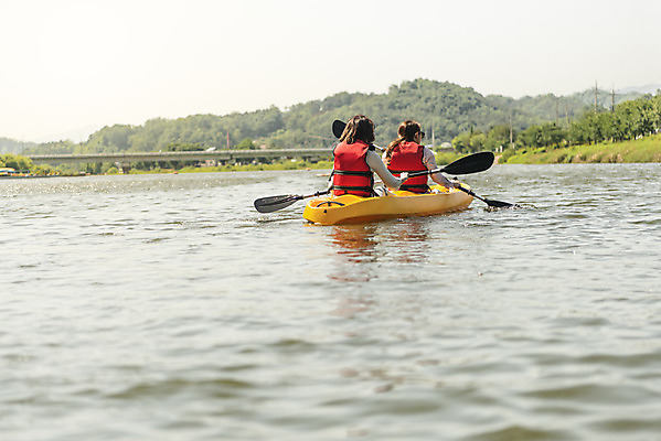 포토 JPG 주간 여자 딸 40대 중년 여행 데이트 가족 모녀 엄마 레저 휴가 함께함 들기 사람 앉기 상반신 20대 성인 취미 야외 두명 뒷모습 레포츠 관광지 강 운동 봄 한국인 자녀 수상스포츠 체험 보트 승차 즐거움 카누 카약 노젓기 구명조끼 효도 경기도 효도관광 국내여행 남한강 양평 패들 성인여자만 국내포토 자연요소 계절 감정 스포츠 뷰포인트 컨셉 배_교통 관계 모션 한국 건강 동양인 청년 노_배의노 구조용품 여자만 성인만 파일형식