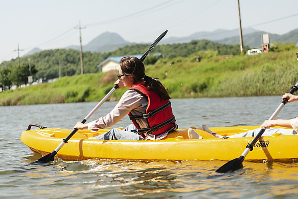 포토 JPG 주간 여자 딸 40대 중년 여행 데이트 가족 모녀 엄마 레저 휴가 함께함 들기 사람 앉기 상반신 20대 성인 취미 야외 두명 뒷모습 레포츠 관광지 강 운동 봄 한국인 자녀 수상스포츠 체험 보트 승차 즐거움 카누 카약 노젓기 구명조끼 효도 경기도 효도관광 국내여행 남한강 양평 패들 성인여자만 국내포토 자연요소 계절 감정 스포츠 뷰포인트 컨셉 배_교통 관계 모션 한국 건강 동양인 청년 노_배의노 구조용품 여자만 성인만 파일형식