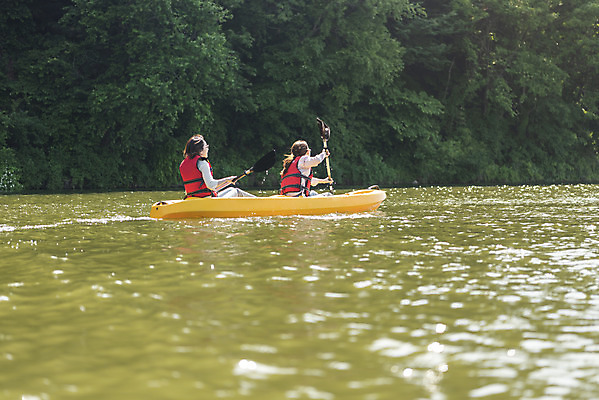 포토 JPG 주간 여자 딸 40대 중년 여행 데이트 가족 모녀 엄마 레저 휴가 함께함 들기 사람 앉기 상반신 20대 성인 취미 야외 두명 옆모습 레포츠 관광지 강 운동 봄 한국인 자녀 수상스포츠 체험 보트 승차 즐거움 카누 카약 노젓기 구명조끼 효도 경기도 효도관광 국내여행 남한강 양평 패들 성인여자만 국내포토 자연요소 계절 감정 스포츠 뷰포인트 컨셉 배_교통 관계 모션 한국 건강 동양인 청년 노_배의노 구조용품 여자만 성인만 파일형식