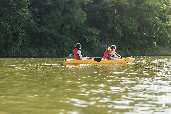 포토 JPG 주간 여자 딸 40대 중년 여행 데이트 가족 모녀 엄마 레저 휴가 함께함 들기 사람 앉기 상반신 20대 성인 취미 야외 두명 옆모습 레포츠 관광지 강 운동 봄 한국인 자녀 수상스포츠 체험 보트 승차 즐거움 카누 카약 노젓기 구명조끼 효도 경기도 효도관광 국내여행 남한강 양평 패들 성인여자만 국내포토 자연요소 계절 감정 스포츠 뷰포인트 컨셉 배_교통 관계 모션 한국 건강 동양인 청년 노_배의노 구조용품 여자만 성인만 파일형식