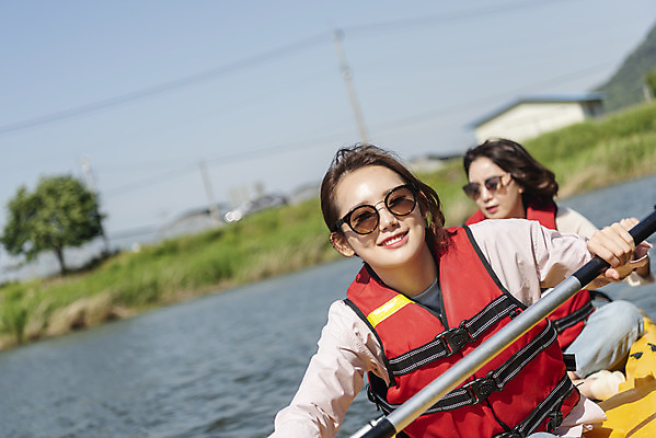 포토 JPG 주간 여자 딸 40대 중년 여행 데이트 가족 모녀 엄마 레저 휴가 함께함 미소 들기 사람 앉기 상반신 20대 성인 취미 야외 두명 앞모습 캐주얼 레포츠 관광지 강 선글라스 운동 봄 한국인 자녀 수상스포츠 체험 보트 승차 즐거움 카누 카약 노젓기 구명조끼 효도 경기도 효도관광 국내여행 남한강 양평 패들 성인여자만 국내포토 자연요소 옷 계절 감정 안경 스포츠 뷰포인트 컨셉 배_교통 관계 모션 한국 표정 건강 동양인 청년 노_배의노 구조용품 여자만 성인만 파일형식