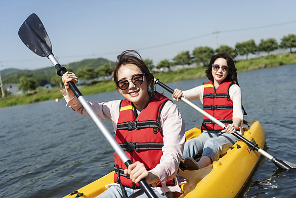 포토 JPG 주간 여자 딸 40대 중년 여행 데이트 가족 모녀 엄마 레저 휴가 함께함 미소 들기 사람 앉기 상반신 20대 성인 취미 야외 두명 앞모습 캐주얼 레포츠 관광지 강 선글라스 운동 봄 한국인 자녀 수상스포츠 체험 보트 승차 즐거움 카누 카약 노젓기 구명조끼 효도 경기도 효도관광 국내여행 남한강 양평 패들 성인여자만 국내포토 자연요소 옷 계절 감정 안경 스포츠 뷰포인트 컨셉 배_교통 관계 모션 한국 표정 건강 동양인 청년 노_배의노 구조용품 여자만 성인만 파일형식