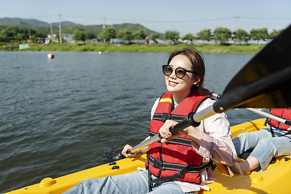 포토 JPG 주간 여자 딸 40대 중년 여행 데이트 가족 모녀 엄마 레저 휴가 함께함 미소 들기 사람 앉기 상반신 20대 성인 취미 야외 두명 옆모습 캐주얼 레포츠 관광지 강 선글라스 운동 봄 한국인 자녀 수상스포츠 체험 보트 승차 즐거움 카누 카약 노젓기 구명조끼 효도 경기도 효도관광 국내여행 남한강 양평 패들 성인여자만 국내포토 자연요소 옷 계절 감정 안경 스포츠 뷰포인트 컨셉 배_교통 관계 모션 한국 표정 건강 동양인 청년 노_배의노 구조용품 여자만 성인만 파일형식