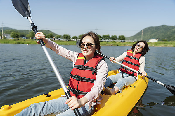 포토 JPG 주간 여자 딸 40대 중년 여행 데이트 가족 모녀 엄마 레저 휴가 함께함 미소 들기 사람 앉기 상반신 20대 성인 취미 야외 두명 앞모습 캐주얼 레포츠 관광지 강 선글라스 운동 봄 한국인 자녀 수상스포츠 체험 보트 승차 즐거움 카누 카약 노젓기 구명조끼 효도 경기도 효도관광 국내여행 남한강 양평 패들 성인여자만 국내포토 자연요소 옷 계절 감정 안경 스포츠 뷰포인트 컨셉 배_교통 관계 모션 한국 표정 건강 동양인 청년 노_배의노 구조용품 여자만 성인만 파일형식