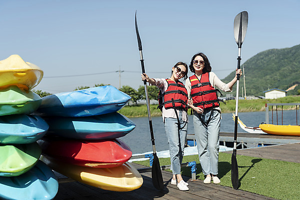 포토 JPG 주간 전신 여자 딸 40대 중년 여행 데이트 가족 모녀 엄마 레저 휴가 함께함 서기 미소 들기 사람 20대 성인 취미 야외 두명 앞모습 캐주얼 레포츠 관광지 강 선글라스 운동 다정 봄 한국인 자녀 수상스포츠 잡기 체험 보트 즐거움 카누 카약 구명조끼 효도 경기도 효도관광 국내여행 남한강 양평 패들 성인여자만 국내포토 자연요소 옷 계절 감정 안경 스포츠 뷰포인트 컨셉 배_교통 관계 모션 한국 표정 건강 동양인 청년 노_배의노 구조용품 여자만 성인만 파일형식