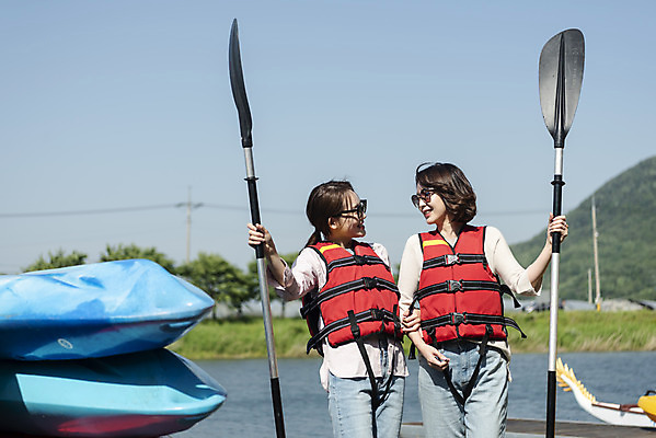 포토 JPG 주간 여자 딸 40대 중년 여행 데이트 가족 모녀 엄마 레저 휴가 함께함 서기 미소 들기 사람 상반신 20대 성인 취미 야외 두명 앞모습 캐주얼 레포츠 관광지 강 선글라스 운동 마주보기 팔짱 다정 봄 한국인 자녀 수상스포츠 잡기 체험 보트 즐거움 카누 카약 구명조끼 효도 경기도 효도관광 국내여행 남한강 양평 패들 성인여자만 패들보드 국내포토 자연요소 옷 계절 감정 안경 스포츠 뷰포인트 컨셉 배_교통 관계 모션 한국 표정 건강 동양인 청년 서핑 노_배의노 구조용품 여자만 성인만 파일형식