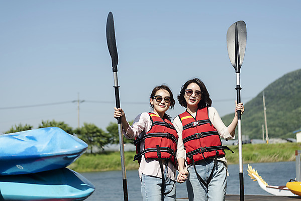 포토 JPG 주간 여자 딸 40대 중년 여행 데이트 가족 모녀 엄마 레저 휴가 함께함 서기 미소 들기 사람 상반신 20대 성인 취미 야외 두명 앞모습 캐주얼 레포츠 관광지 강 선글라스 운동 손잡기 다정 봄 한국인 자녀 수상스포츠 잡기 체험 보트 즐거움 카누 카약 구명조끼 효도 경기도 효도관광 국내여행 남한강 양평 패들 성인여자만 패들보드 국내포토 자연요소 옷 계절 감정 안경 스포츠 뷰포인트 컨셉 배_교통 관계 모션 한국 표정 건강 동양인 청년 서핑 노_배의노 구조용품 여자만 성인만 파일형식