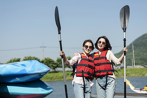 포토 JPG 주간 여자 딸 40대 중년 여행 데이트 가족 모녀 엄마 레저 어깨동무 휴가 함께함 서기 미소 들기 사람 상반신 20대 성인 취미 야외 두명 앞모습 캐주얼 레포츠 관광지 강 선글라스 운동 다정 봄 한국인 자녀 수상스포츠 잡기 체험 보트 즐거움 카누 카약 구명조끼 효도 경기도 효도관광 국내여행 남한강 양평 패들 성인여자만 패들보드 국내포토 자연요소 옷 계절 감정 안경 스포츠 뷰포인트 포즈 컨셉 배_교통 관계 모션 한국 표정 건강 동양인 청년 서핑 노_배의노 구조용품 여자만 성인만 파일형식