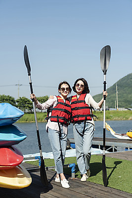 포토 JPG 주간 전신 여자 딸 40대 중년 여행 데이트 가족 모녀 엄마 레저 휴가 함께함 서기 미소 들기 사람 20대 성인 취미 야외 두명 앞모습 캐주얼 레포츠 관광지 강 선글라스 운동 다정 봄 한국인 자녀 수상스포츠 잡기 체험 보트 즐거움 카누 카약 구명조끼 효도 경기도 효도관광 국내여행 남한강 양평 패들 성인여자만 국내포토 자연요소 옷 계절 감정 안경 스포츠 뷰포인트 컨셉 배_교통 관계 모션 한국 표정 건강 동양인 청년 노_배의노 구조용품 여자만 성인만 파일형식