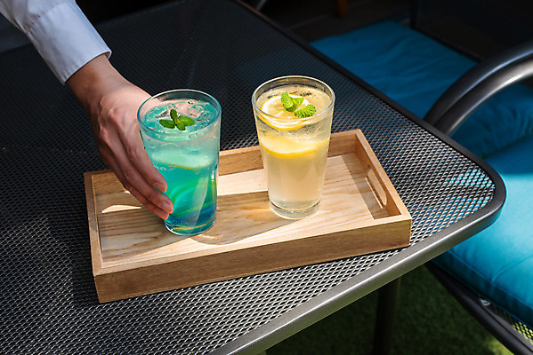 포토 JPG 주간 손 여유 음료 의자 탁자 휴식 잔 쟁반 들기 사람 야외 신체부위 컵 여름 얼음 잡기 시원함 레몬 레모네이드 두잔 성남 에이드 페퍼민트 남자한명만 블루레몬에이드 국내포토 자연요소 식기 계절 감정 가구 컨셉 2 과일 모션 민트 경기도 남자만 파일형식