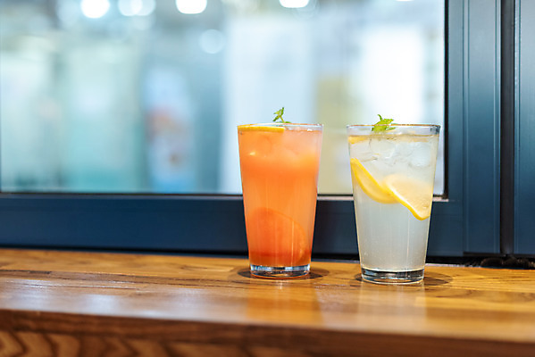 포토 JPG 여유 음료 탁자 휴식 잔 실내 사람없음 컵 여름 얼음 시원함 레몬 레모네이드 자몽 두잔 에이드 자몽에이드 페퍼민트 국내포토 자연요소 식기 계절 감정 가구 컨셉 2 과일 내부 민트 파일형식