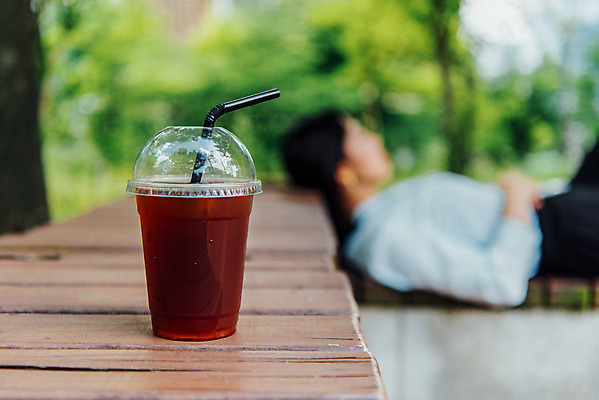 포토 JPG 주간 여자 여유 커피 음료 벤치 휴식 한잔 빨대 한명 성인 야외 아웃포커스 여름 눕기 한국인 낮잠 성남 아이스아메리카노 테이크아웃컵 성인여자한명만 국내포토 자연요소 1 계절 감정 컨셉 의자 모션 촬영기법 사람 동양인 컵 잠 아메리카노 경기도 아이스커피 여자한명만 성인여자만 파일형식