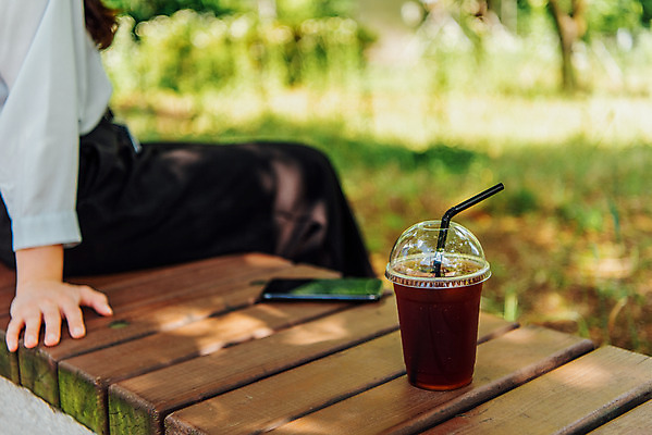 포토 JPG 주간 나무 손 여유 음료 벤치 휴식 잔 한잔 빨대 들기 사람 앉기 상반신 야외 신체부위 컵 여름 스마트폰 얼음 시원함 성남 아이스아메리카노 성인여자한명만 국내포토 자연요소 식물 1 식기 계절 감정 컨셉 의자 모션 핸드폰 스마트기기 아메리카노 경기도 아이스커피 여자한명만 성인여자만 파일형식