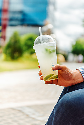 포토 JPG 손 여유 음료 휴식 잔 한잔 빨대 들기 사람 신체부위 컵 여름 얼음 잡기 시원함 라임 라임모히토 모히토 에이드 테이크아웃컵 성인남자한명만 국내포토 자연요소 1 식기 계절 감정 컨셉 과일 모션 칵테일 남자한명만 성인남자만 파일형식