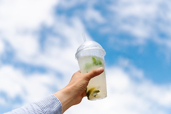 포토 JPG 주간 손 여유 음료 로우앵글 하늘 휴식 잔 한잔 빨대 들기 사람 야외 신체부위 컵 여름 얼음 잡기 시원함 라임 모히토 성남 에이드 테이크아웃컵 성인남자한명만 국내포토 자연요소 1 식기 계절 감정 뷰포인트 컨셉 과일 모션 칵테일 경기도 남자한명만 성인남자만 파일형식