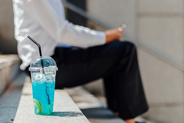 포토 JPG 주간 여유 음료 휴식 잔 한잔 빨대 사람 앉기 야외 옆모습 아웃포커스 컵 여름 계단 얼음 하반신 시원함 레몬 성남 에이드 테이크아웃컵 성인남자한명만 블루레몬에이드 국내포토 자연요소 1 식기 계절 감정 뷰포인트 컨셉 과일 모션 촬영기법 경기도 남자한명만 성인남자만 파일형식