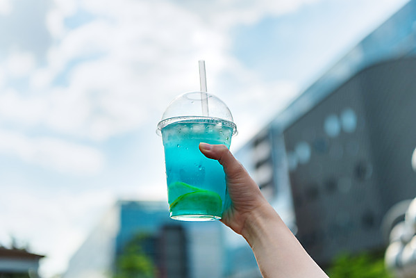 포토 JPG 주간 손 여유 음료 로우앵글 하늘 휴식 잔 한잔 빨대 한명 들기 사람 야외 신체부위 컵 여름 얼음 잡기 시원함 레몬 성남 에이드 테이크아웃컵 블루레몬에이드 국내포토 자연요소 1 식기 계절 감정 뷰포인트 컨셉 과일 모션 경기도 파일형식