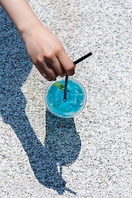 포토 JPG 주간 손 여유 음료 휴식 잔 빨대 한명 들기 사람 야외 신체부위 컵 여름 하이앵글 얼음 잡기 시원함 성남 에이드 페퍼민트 블루레몬에이드 국내포토 자연요소 1 식기 계절 감정 뷰포인트 컨셉 모션 민트 경기도 파일형식