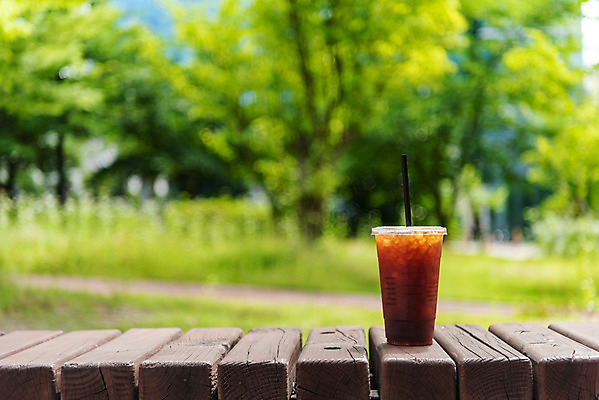 포토 JPG 주간 여유 커피 음료 벤치 휴식 잔 한잔 빨대 사람없음 야외 컵 여름 얼음 시원함 성남 아이스아메리카노 테이크아웃컵 국내포토 자연요소 1 식기 계절 감정 컨셉 의자 아메리카노 경기도 아이스커피 파일형식