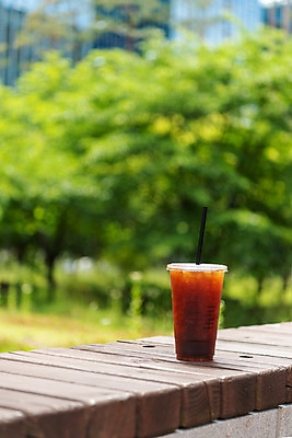 포토 JPG 주간 여유 커피 음료 벤치 휴식 잔 한잔 사람없음 야외 컵 여름 얼음 시원함 성남 아이스아메리카노 테이크아웃컵 국내포토 자연요소 1 식기 계절 감정 컨셉 의자 아메리카노 경기도 아이스커피 파일형식