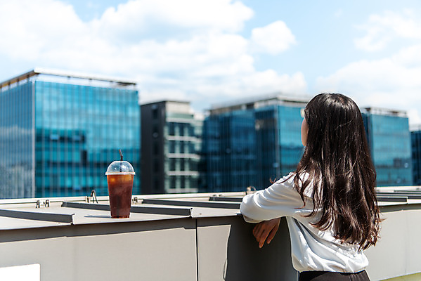 포토 JPG 주간 여자 여유 커피 음료 난간 휴식 한잔 빨대 한명 상반신 성인 야외 뒷모습 여름 기댐 성남 아이스아메리카노 테이크아웃컵 성인여자한명만 국내포토 자연요소 1 계절 감정 뷰포인트 컨셉 모션 사람 컵 아메리카노 경기도 아이스커피 여자한명만 성인여자만 파일형식
