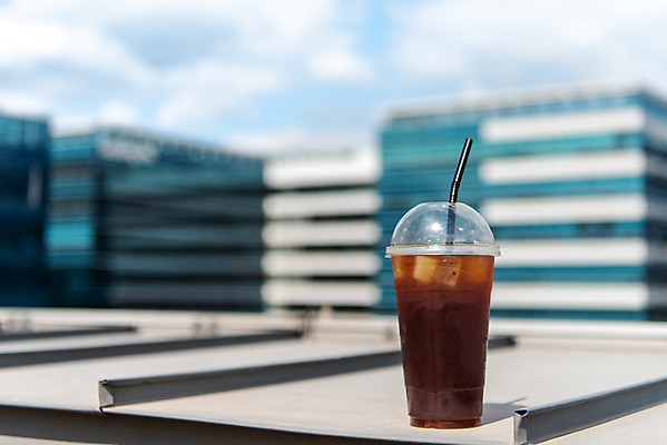 포토 JPG 주간 여유 커피 음료 난간 휴식 잔 빨대 사람없음 야외 컵 여름 얼음 시원함 성남 아이스아메리카노 테이크아웃컵 국내포토 자연요소 식기 계절 감정 컨셉 아메리카노 경기도 아이스커피 파일형식