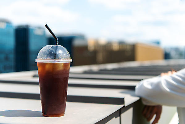 포토 JPG 주간 여유 커피 음료 난간 휴식 잔 빨대 상반신 사람없음 야외 뒷모습 컵 여름 얼음 기댐 시원함 성남 아이스아메리카노 테이크아웃컵 여자한명만 국내포토 자연요소 식기 계절 감정 뷰포인트 컨셉 모션 아메리카노 경기도 아이스커피 여자만 파일형식