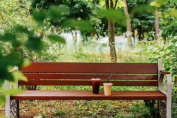 포토 JPG 주간 나무 여유 커피 음료 벤치 휴식 잔 빨대 사람없음 야외 컵 여름 얼음 시원함 두잔 라떼 성남 아이스아메리카노 카페라떼 테이크아웃컵 국내포토 자연요소 식물 식기 계절 감정 컨셉 2 의자 아메리카노 경기도 아이스커피 파일형식