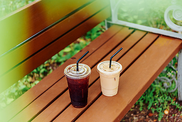 포토 JPG 주간 여유 커피 음료 벤치 휴식 잔 빨대 사람없음 야외 컵 여름 얼음 시원함 아메리카노 두잔 라떼 성남 카페라떼 테이크아웃컵 국내포토 자연요소 식기 계절 감정 컨셉 2 의자 경기도 파일형식