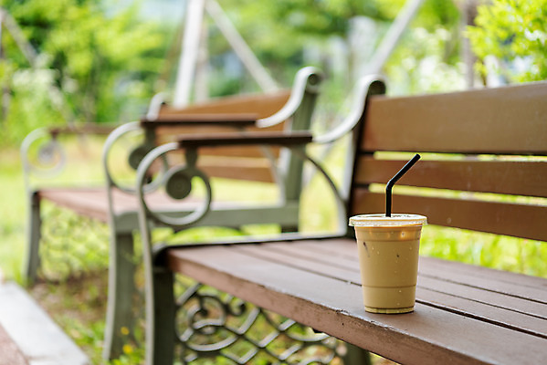 포토 JPG 주간 나무 여유 커피 음료 벤치 휴식 잔 한잔 빨대 사람없음 야외 컵 여름 얼음 시원함 라떼 성남 카페라떼 테이크아웃컵 국내포토 자연요소 식물 1 식기 계절 감정 컨셉 의자 경기도 파일형식