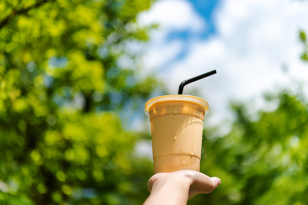 포토 JPG 주간 나무 손 여유 음료 로우앵글 하늘 휴식 잔 한잔 빨대 들기 사람 야외 신체부위 컵 여름 얼음 시원함 테이크아웃 라떼 성남 카페라떼 국내포토 자연요소 식물 1 식기 계절 감정 커피 뷰포인트 컨셉 모션 경기도 파일형식