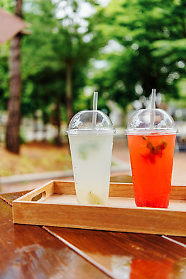 포토 JPG 주간 여유 음료 휴식 잔 쟁반 빨대 사람없음 야외 컵 여름 얼음 시원함 레모네이드 석류 두잔 모히토 에이드 테이크아웃컵 국내포토 자연요소 식기 계절 감정 컨셉 2 과일 칵테일 파일형식