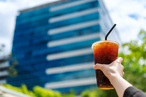 포토 JPG 주간 손 여유 음료 로우앵글 휴식 잔 한잔 빨대 들기 사람 야외 신체부위 컵 여름 얼음 시원함 아이스아메리카노 테이크아웃컵 국내포토 자연요소 1 식기 계절 감정 뷰포인트 컨셉 모션 아메리카노 아이스커피 파일형식