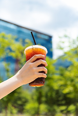 포토 JPG 주간 손 여유 음료 로우앵글 휴식 잔 한잔 빨대 들기 사람 야외 신체부위 컵 여름 얼음 시원함 아이스아메리카노 테이크아웃컵 국내포토 자연요소 1 식기 계절 감정 뷰포인트 컨셉 모션 아메리카노 아이스커피 파일형식