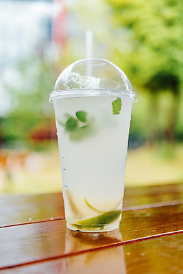 포토 JPG 주간 여유 음료 휴식 잔 한잔 빨대 사람없음 야외 아웃포커스 컵 여름 얼음 시원함 라임 모히토 성남 에이드 국내포토 자연요소 1 식기 계절 감정 컨셉 과일 촬영기법 칵테일 경기도 파일형식
