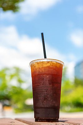 포토 JPG 주간 여유 커피 벤치 하늘 휴식 잔 빨대 사람없음 야외 아웃포커스 컵 여름 얼음 시원함 아이스아메리카노 테이크아웃컵 국내포토 자연요소 식기 계절 감정 음료 컨셉 의자 촬영기법 아메리카노 아이스커피 파일형식
