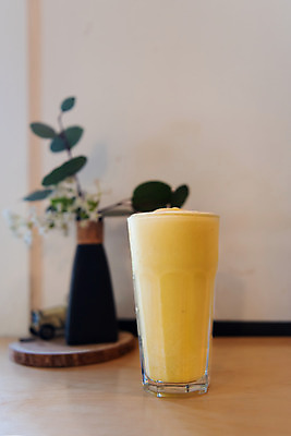 포토 JPG 여유 탁자 휴식 잔 한잔 실내 사람없음 컵 여름 얼음 주스 과일주스 시원함 망고주스 바나나주스 국내포토 자연요소 1 식기 계절 감정 음료 가구 컨셉 과일 내부 파일형식