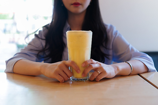 포토 JPG 손 여유 음료 휴식 잔 한잔 실내 들기 사람 앉기 상반신 앞모습 신체부위 컵 여름 얼음 주스 잡기 과일주스 시원함 망고주스 성인여자한명만 국내포토 자연요소 1 식기 계절 감정 뷰포인트 컨셉 과일 모션 내부 여자한명만 성인여자만 파일형식